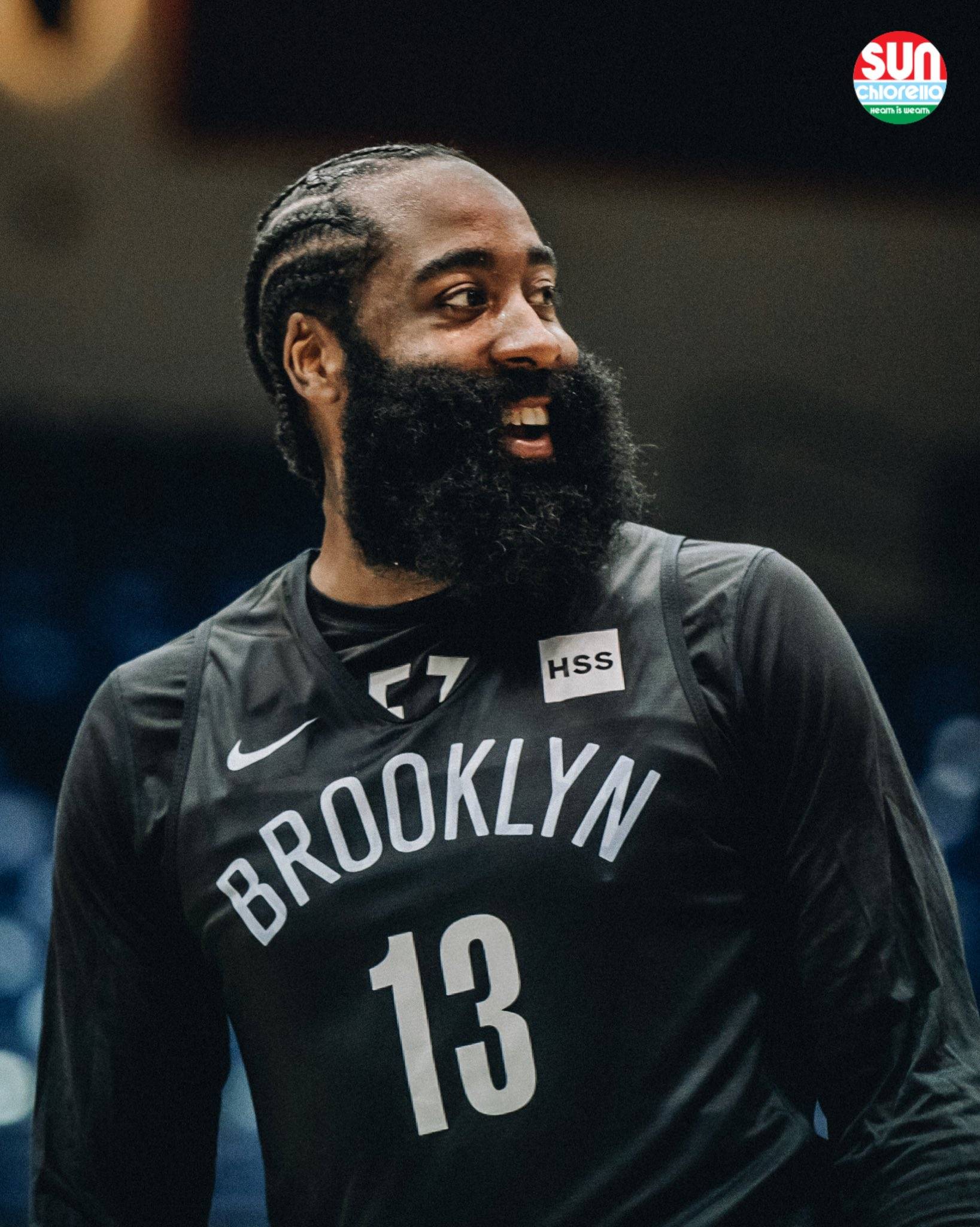 高清图:篮网训练营开启 欧文回归三巨头喜笑颜开