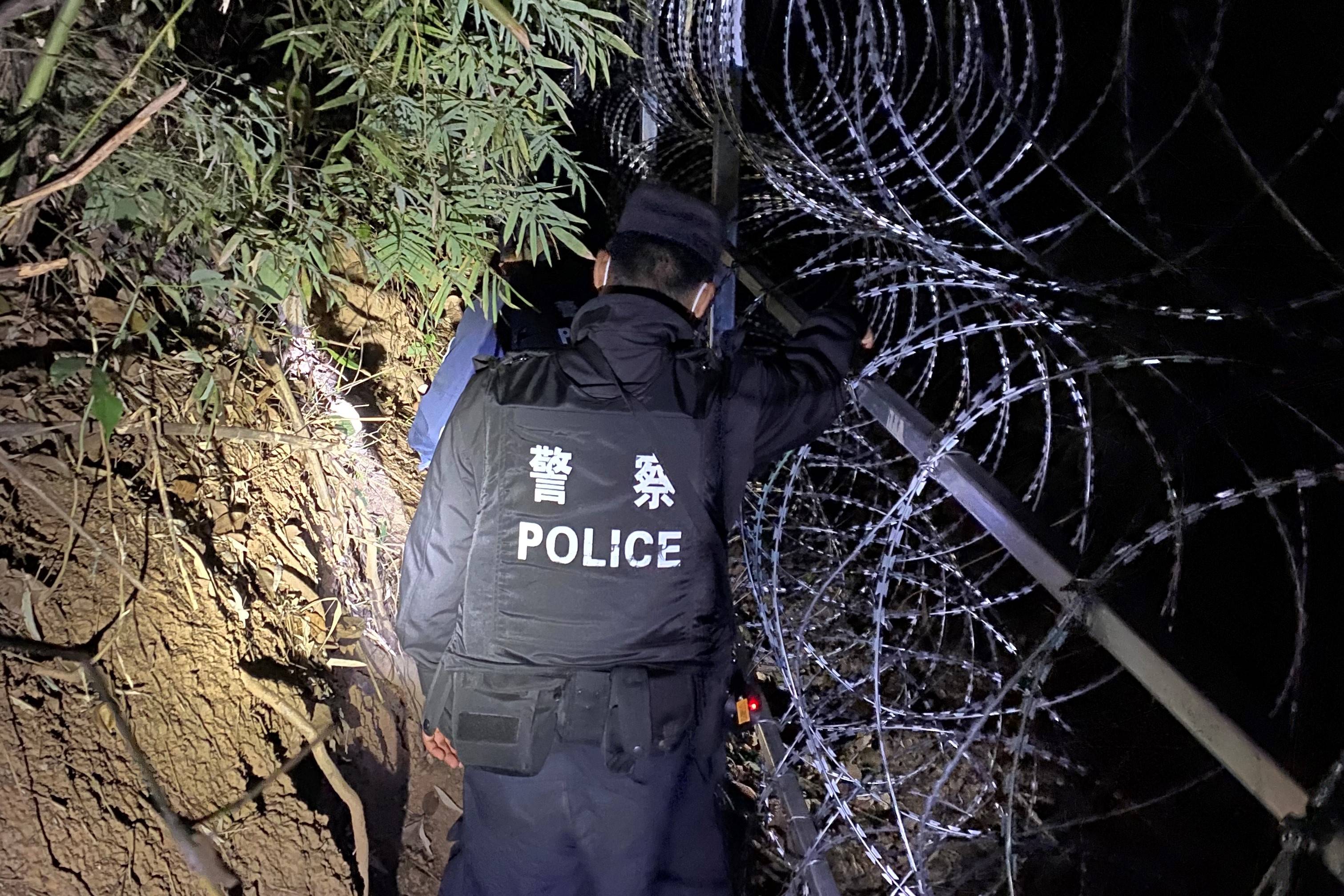 图为刘永飞与民警开展边境巡逻,了解辖区情况