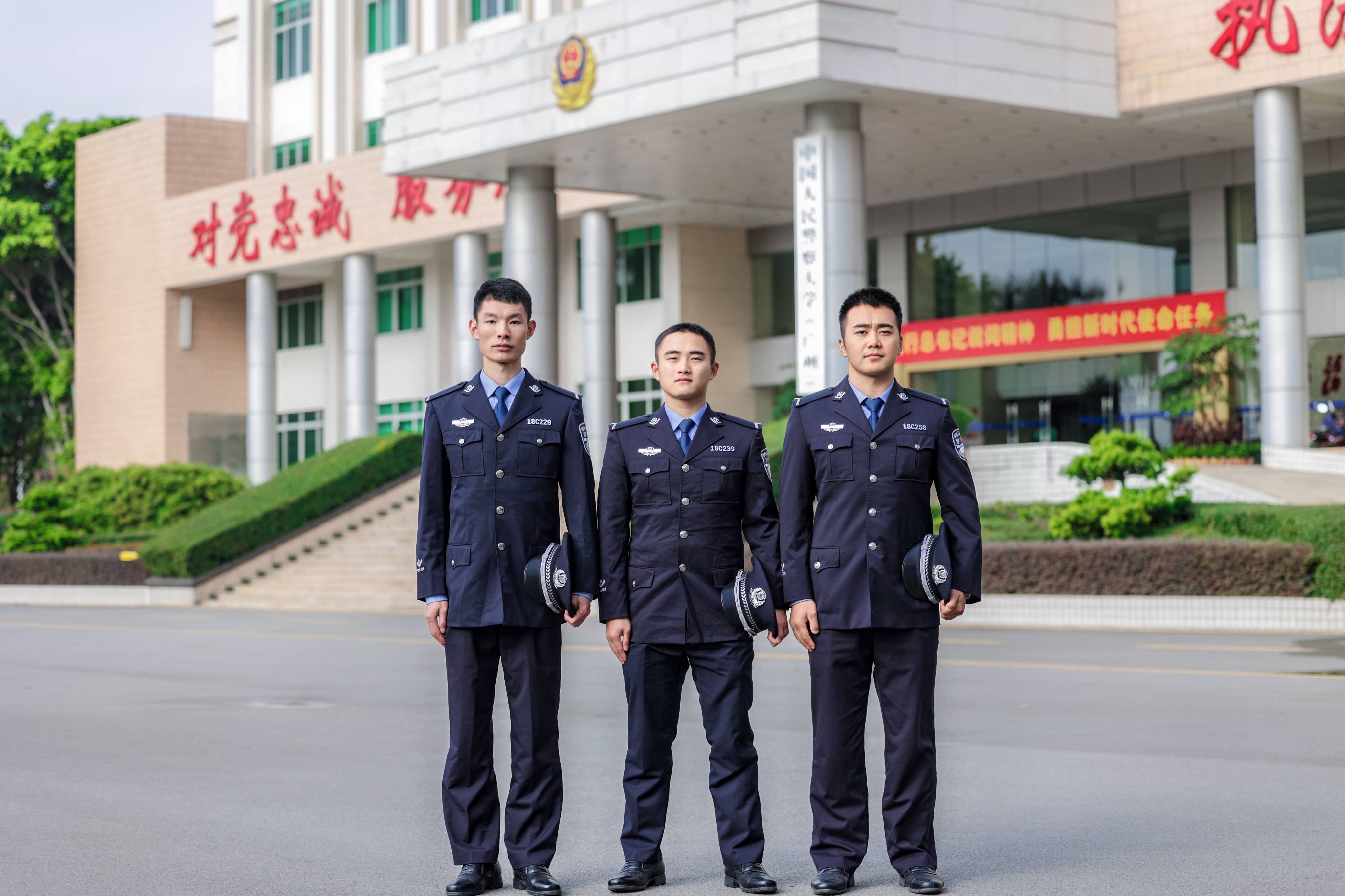 图为刘永飞(左一)大学期间与同学的合影