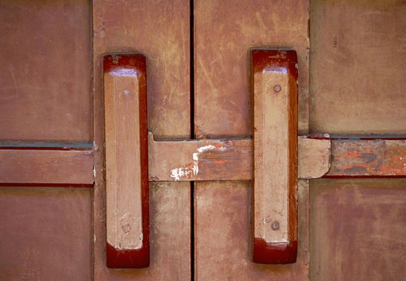 2,门闩"觿(xī)"就是最早的钥匙.《辞源》曰:"锁,古谓之键,今谓之锁.