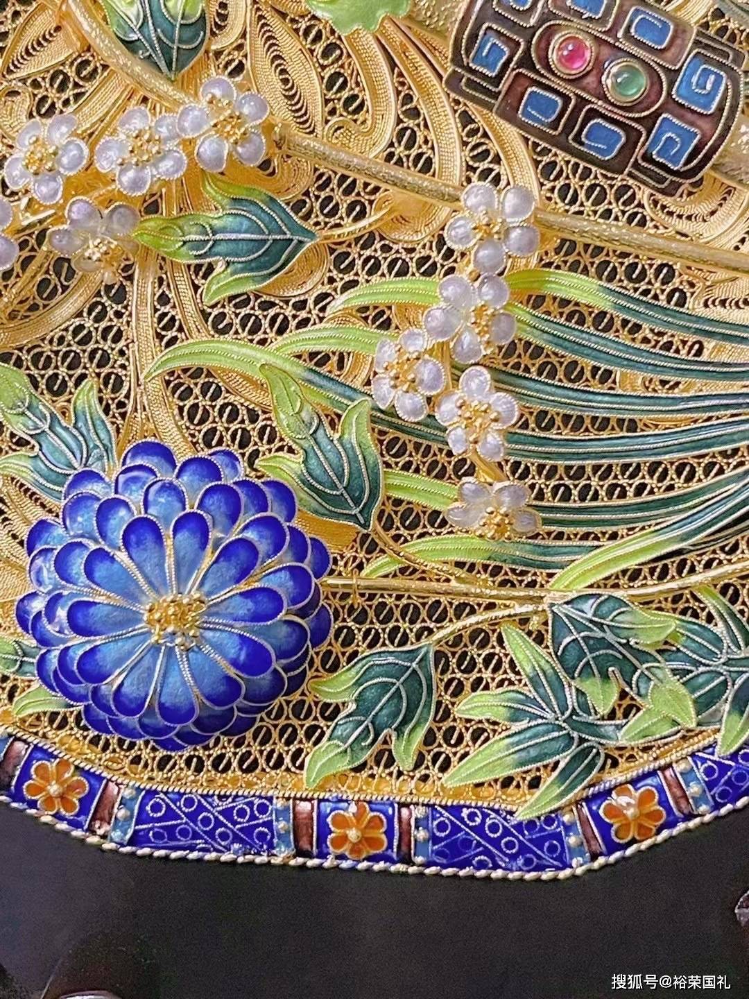 中国工艺美术大师曾建中景泰蓝花丝镶嵌作品《蝶花扇》