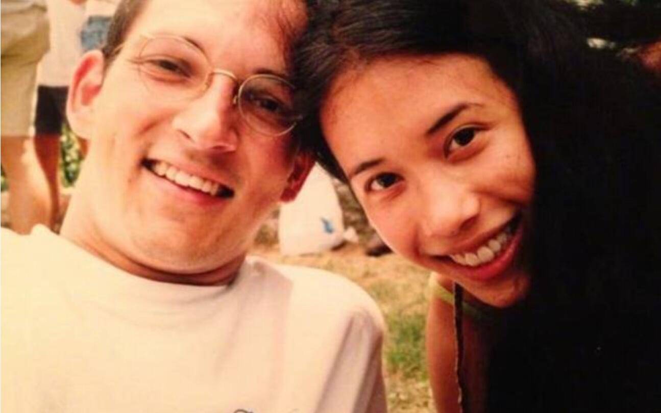 51岁莫文蔚晒与德国老公亲密照结婚十年感情恩爱