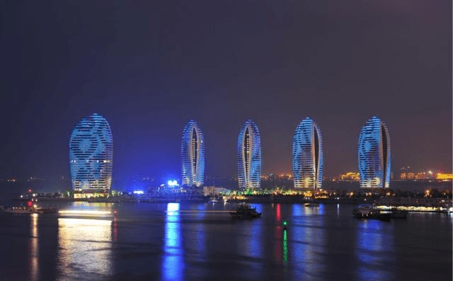 远眺三亚代表性建筑凤凰岛夜景来到这里,不可错过的就是海上娱乐体验