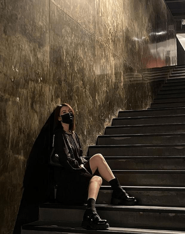 黑色 高圆圆庆42岁拍大片，P变成一个纯洁的女孩，却不修美颜像阿姨