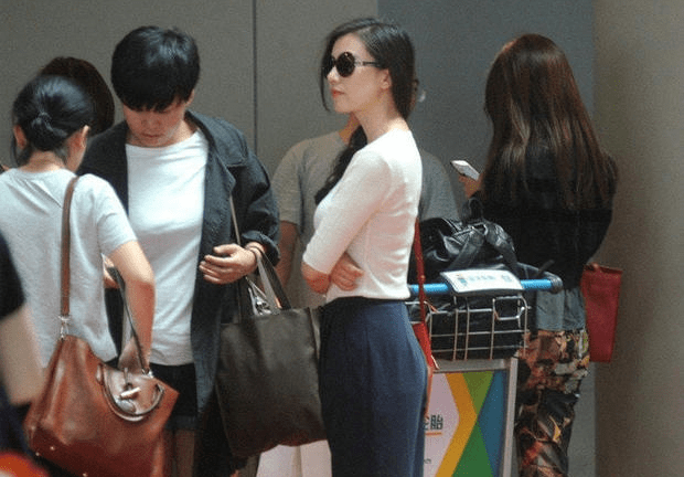 黑色 高圆圆庆42岁拍大片，P变成一个纯洁的女孩，却不修美颜像阿姨