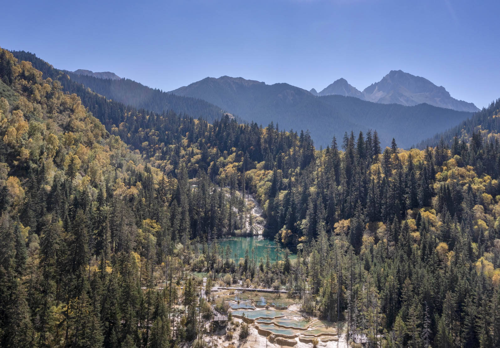庆梅 李雪莉 刘国兴2021年10月2日,四川省阿坝州九寨沟县神仙池风景区