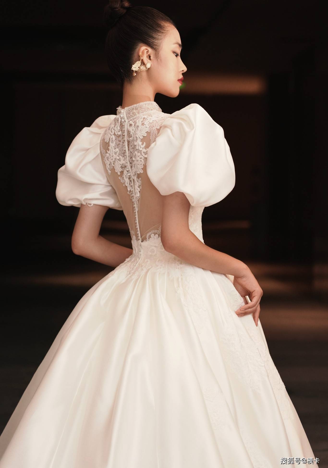 通告 模卡 推荐艺人：鹿柯