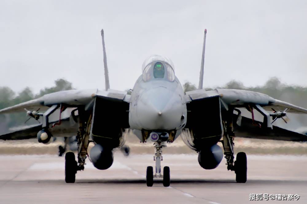 全球第一款三代战机 f-14雄猫 它是最早具有多目标跟踪和打击能力的