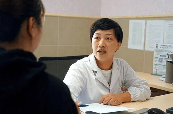 药膏女生“青春痘”爬满脸颊，用了十几种药膏没好，医生：是感染了HPV