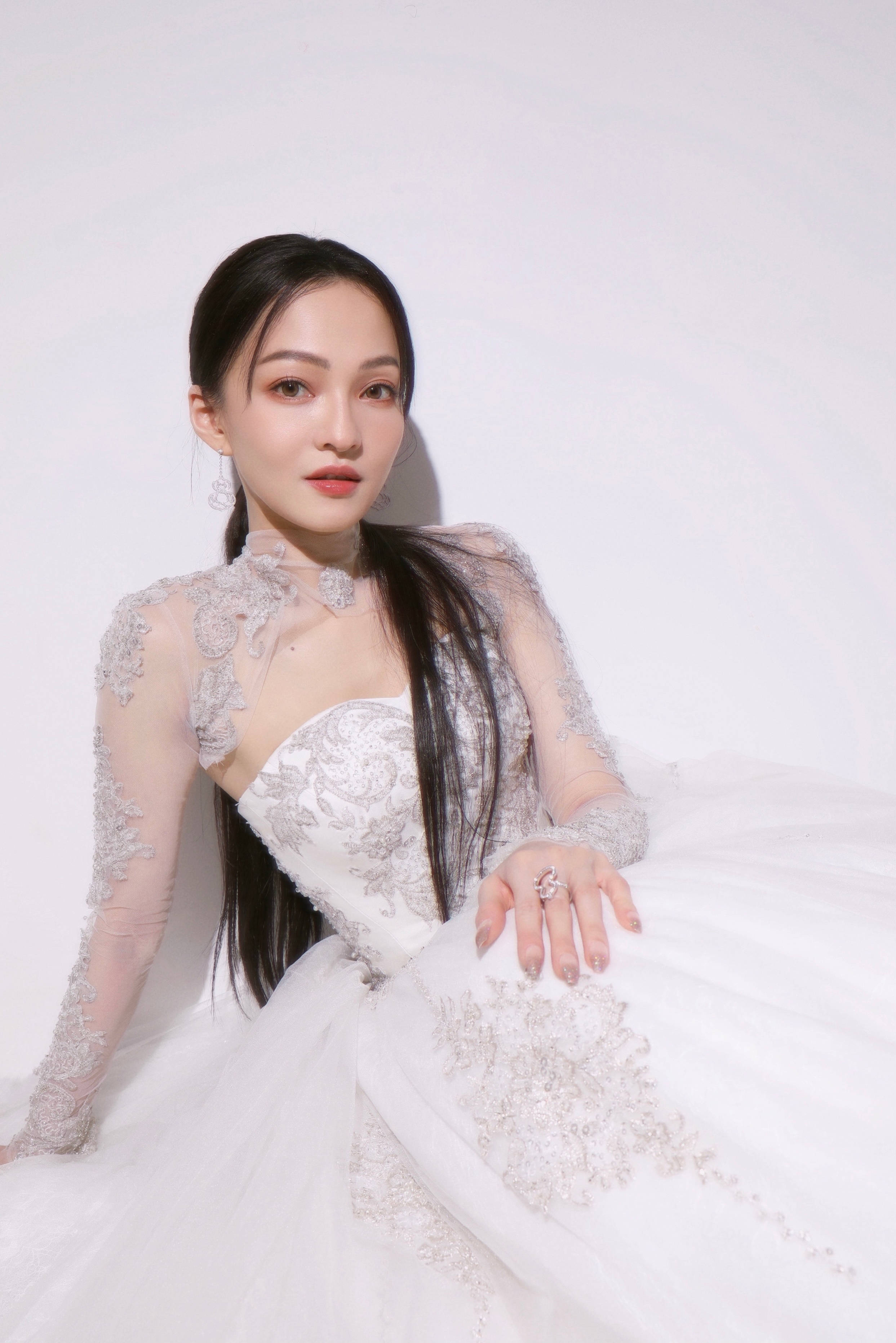 耳环张韶涵佩戴Qeelin Wulu系列珠宝
