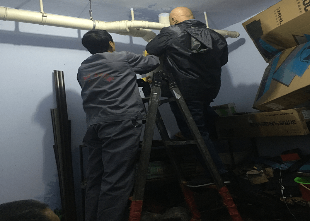 德州红色物业|[壹日壹事]物业及时为业主维修破损管道