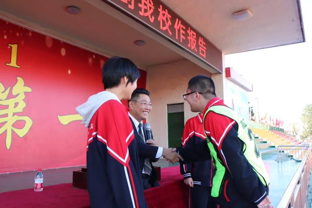 "无腿巨人"陈州到衡水枣强中学励志演讲:你的坚持 终将美好!