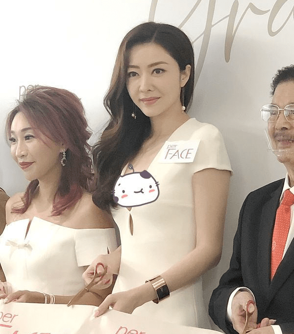 设计 熊黛林身穿拖地的长裙,大长腿藏不住,释放性感魅力