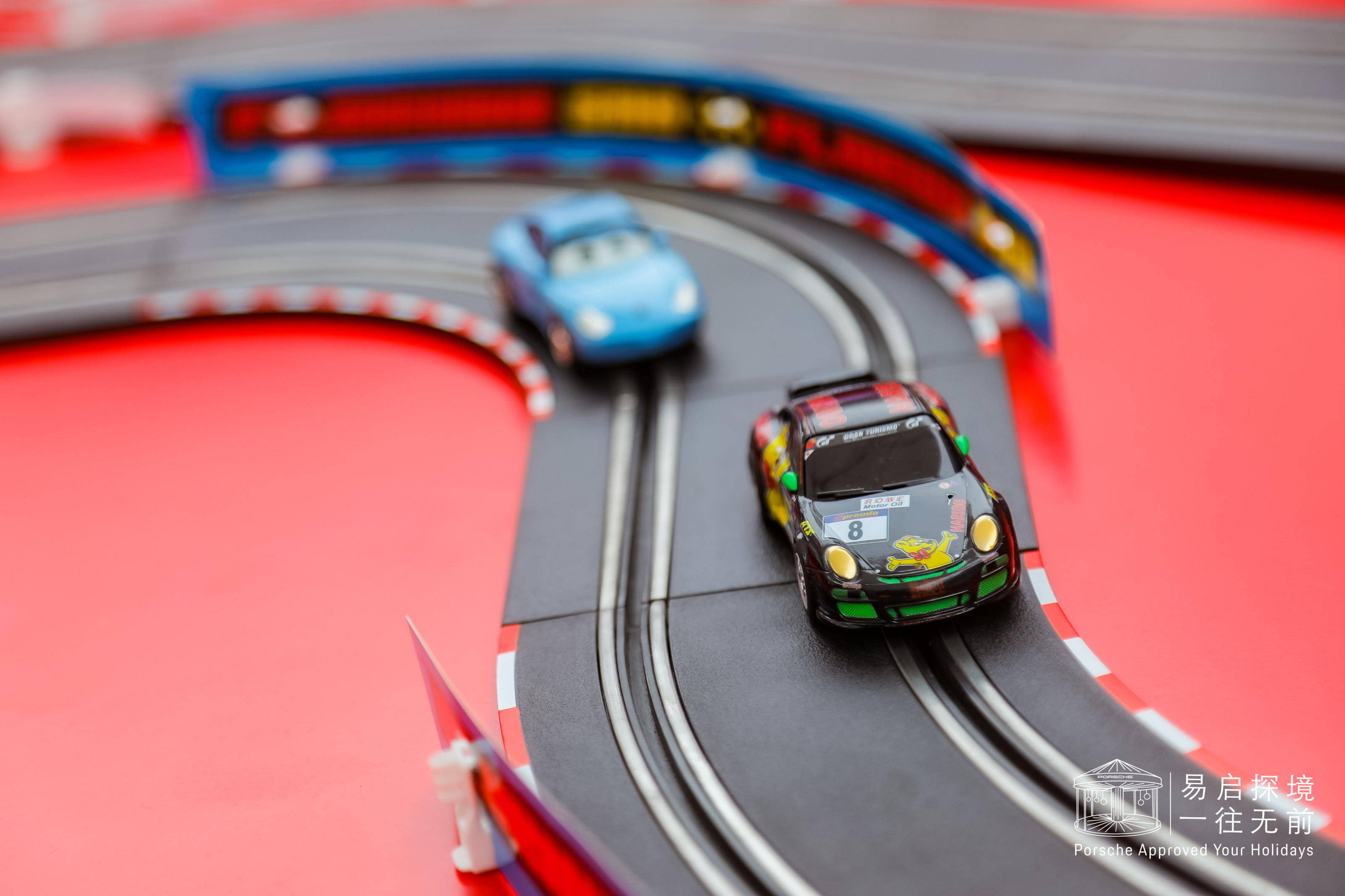 儿童遥控车竞技赛道游戏开启,首日战况激烈!