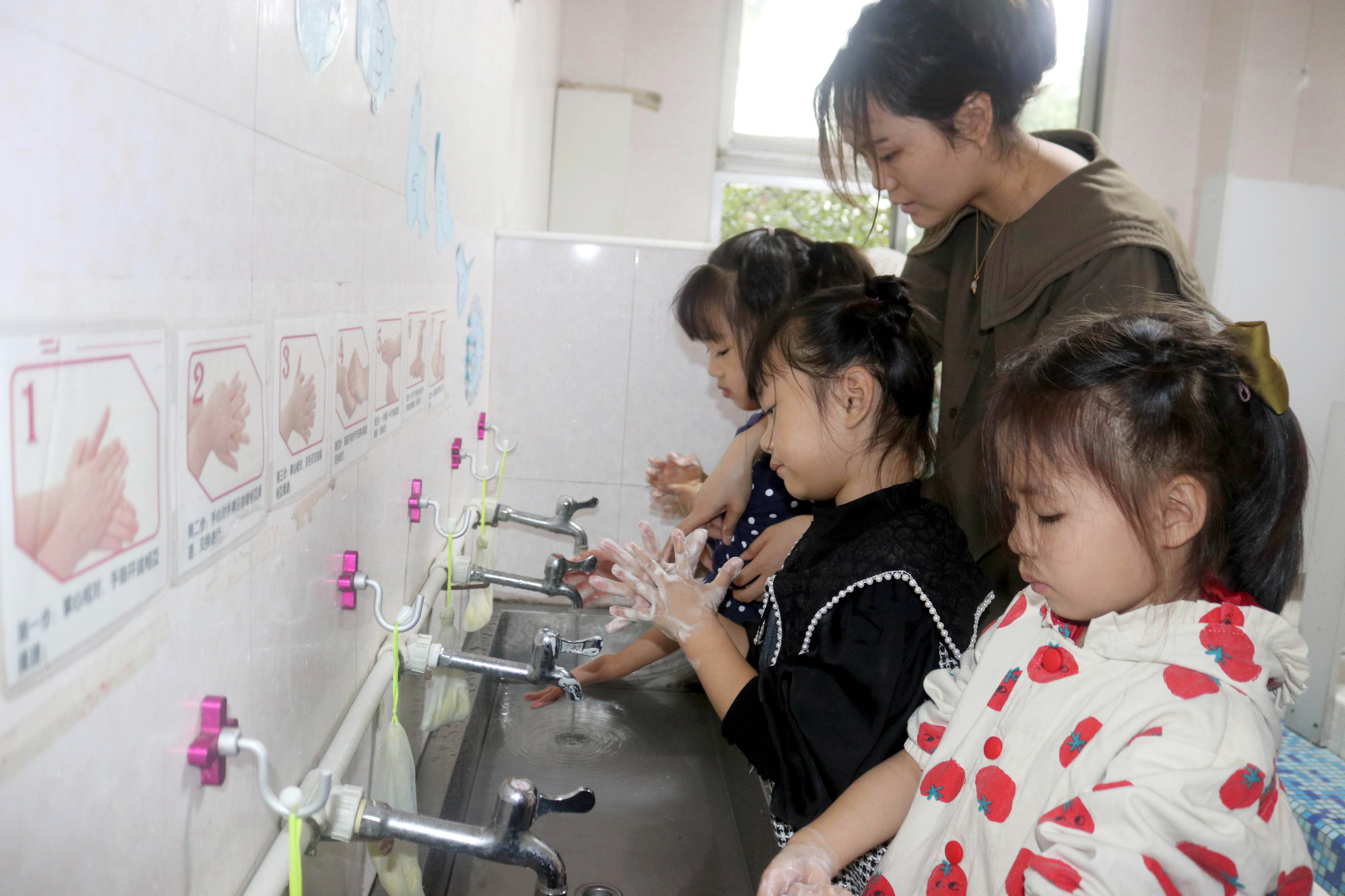 苏州市虎丘中心幼儿园小朋友学习正确洗手方法,迎接全球洗手日