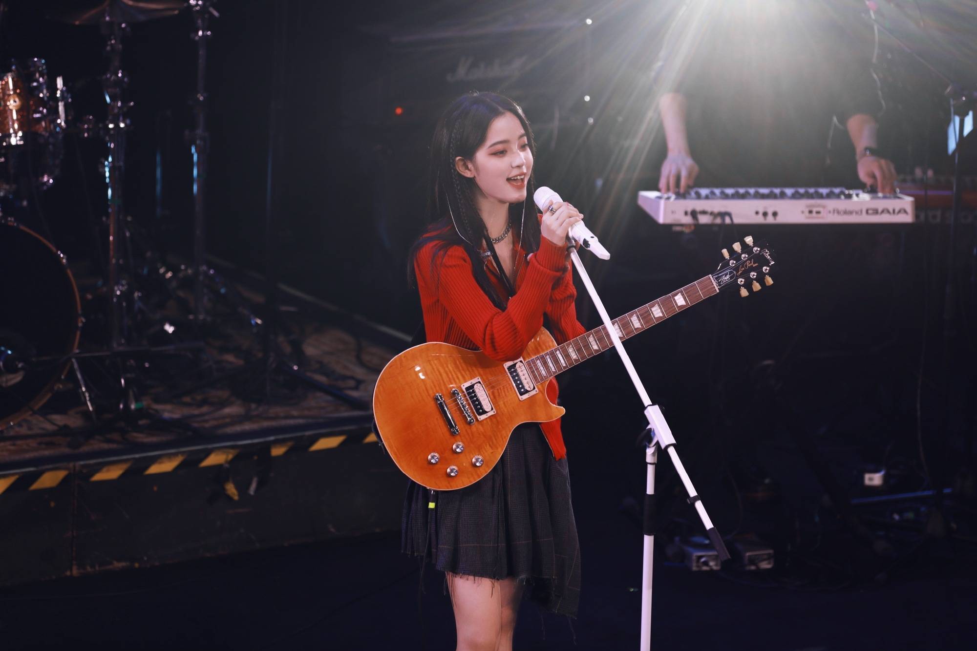 欧阳娜娜摇滚风造型酷飒 吉他在手显音乐少女本色