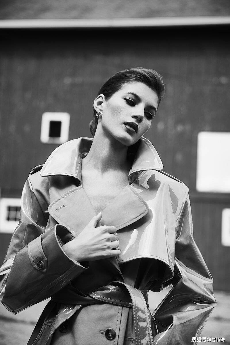 近日俄罗斯超模瓦莱丽·考夫曼(valery kaufman)为10月哈萨克斯坦版