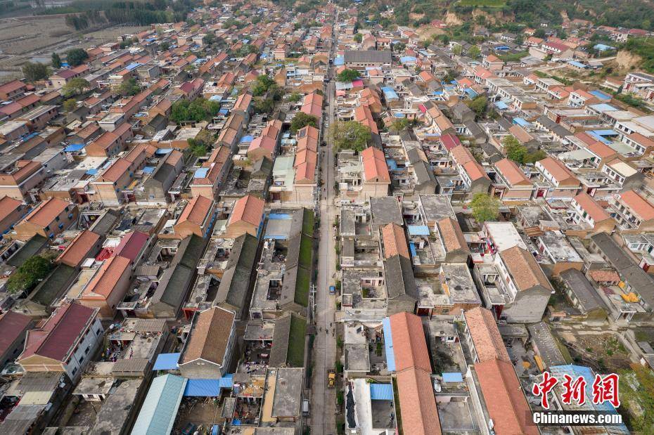 1/610月16日,山西省运城市新绛县古交镇南李村在洪水退去后投入重建.