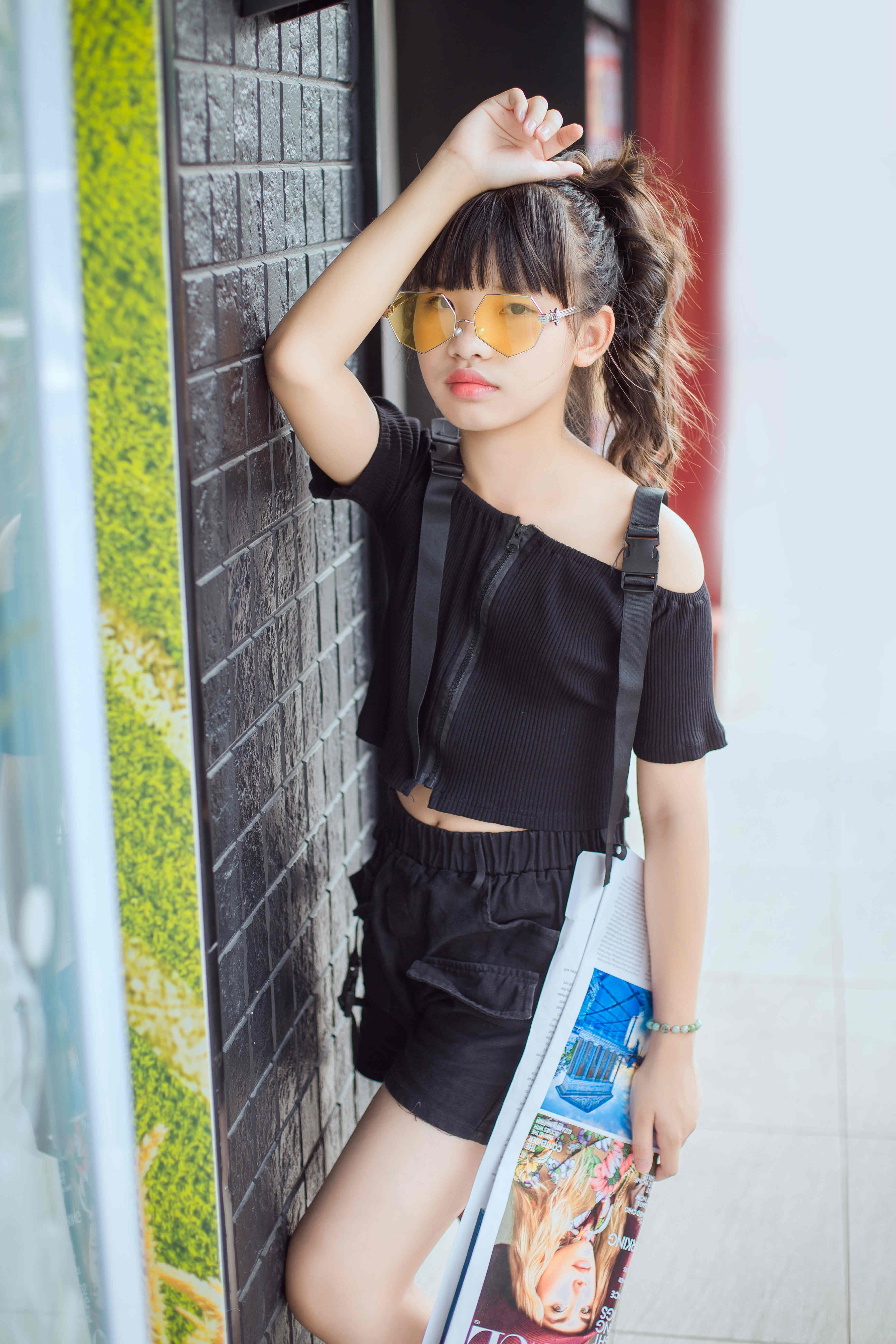 黄紫君深秋写真曝光黑色着装凸显明星范