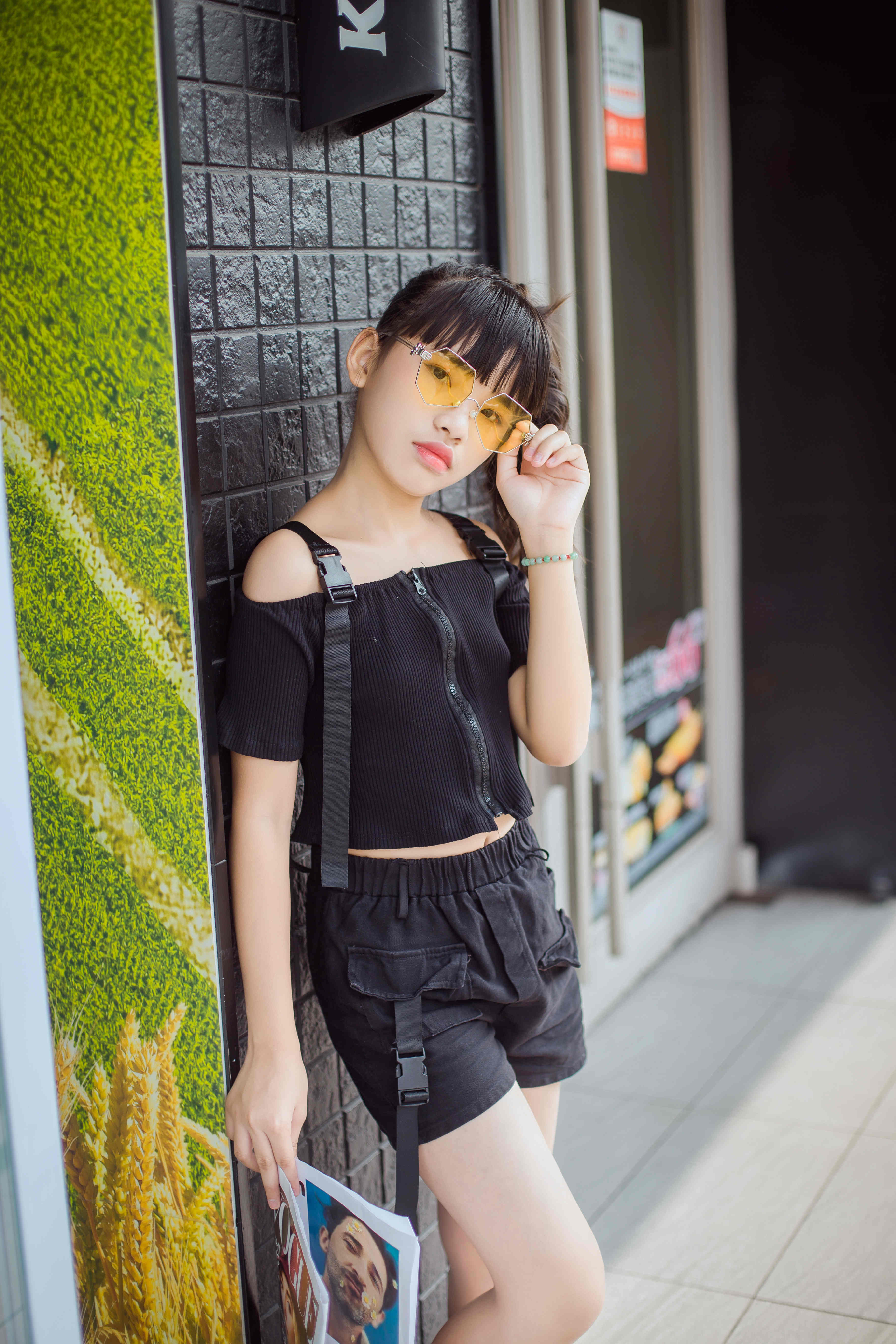 黄紫君深秋写真曝光黑色着装凸显明星范