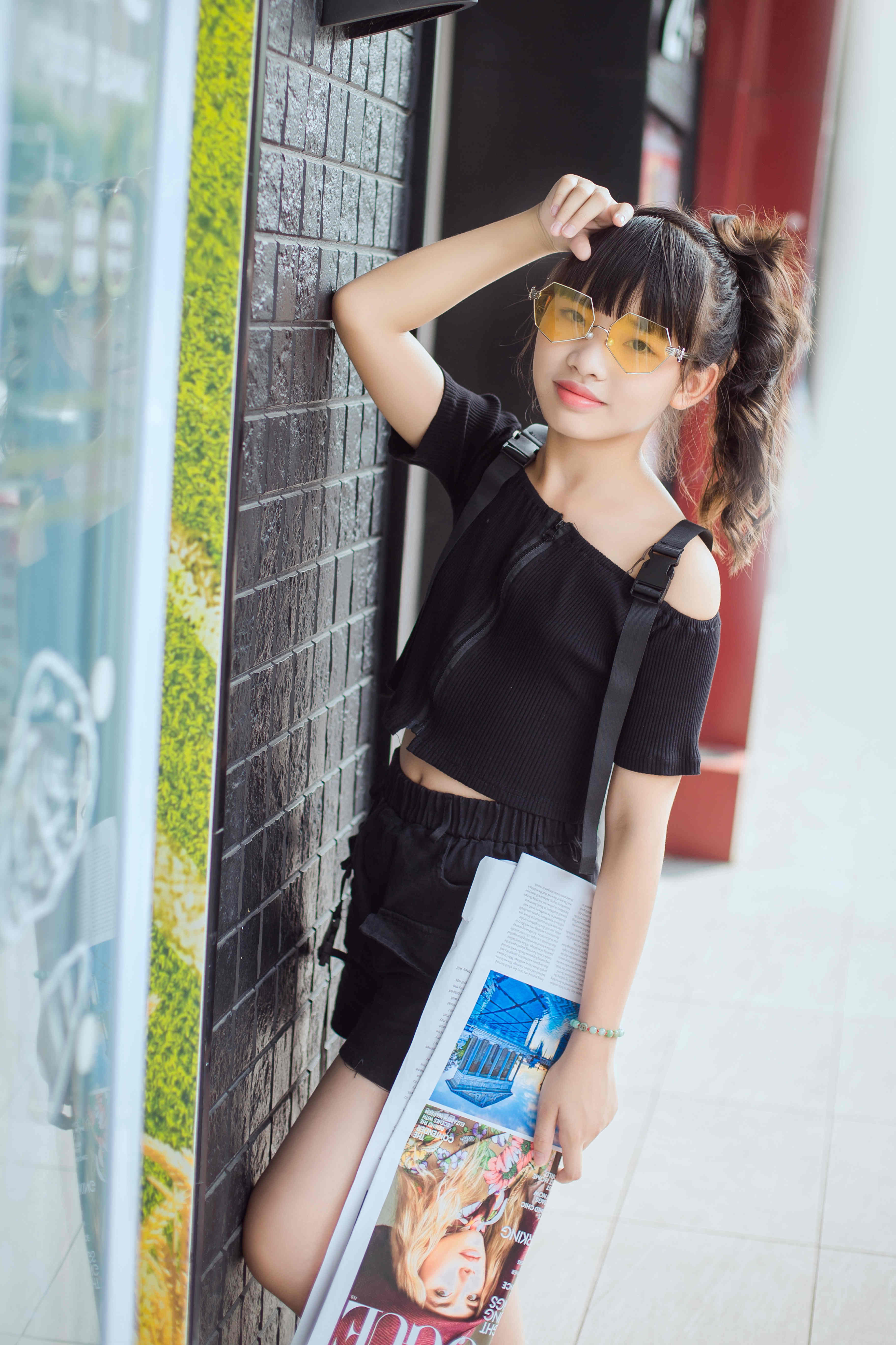 黄紫君深秋写真曝光黑色着装凸显明星范