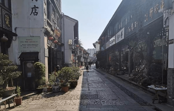 台州一条中西合璧的老街，有“小上海”的美誉，现在多是文玩店