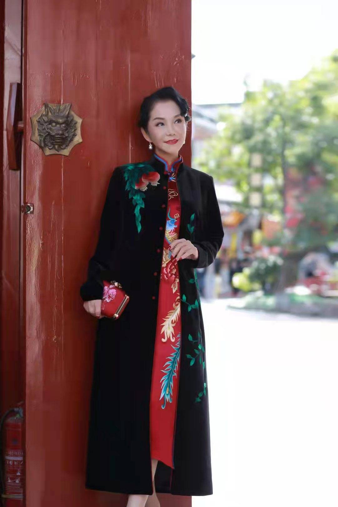 刺绣 他们都穿上了大衣,爱旗袍的你如何优雅的度过这个冬季