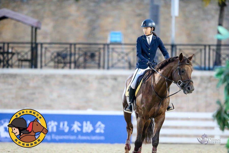 马术小花曹嘉贤 感谢搜狐与金伯乐携手未来将会更美好 运动