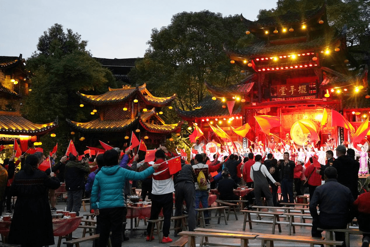 芙蓉镇摆手舞图片