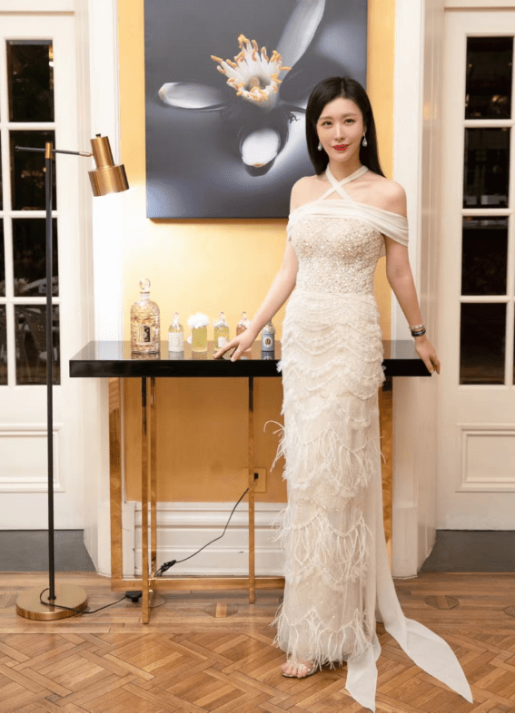 田朴珺出席活动,黑发红唇明艳动人