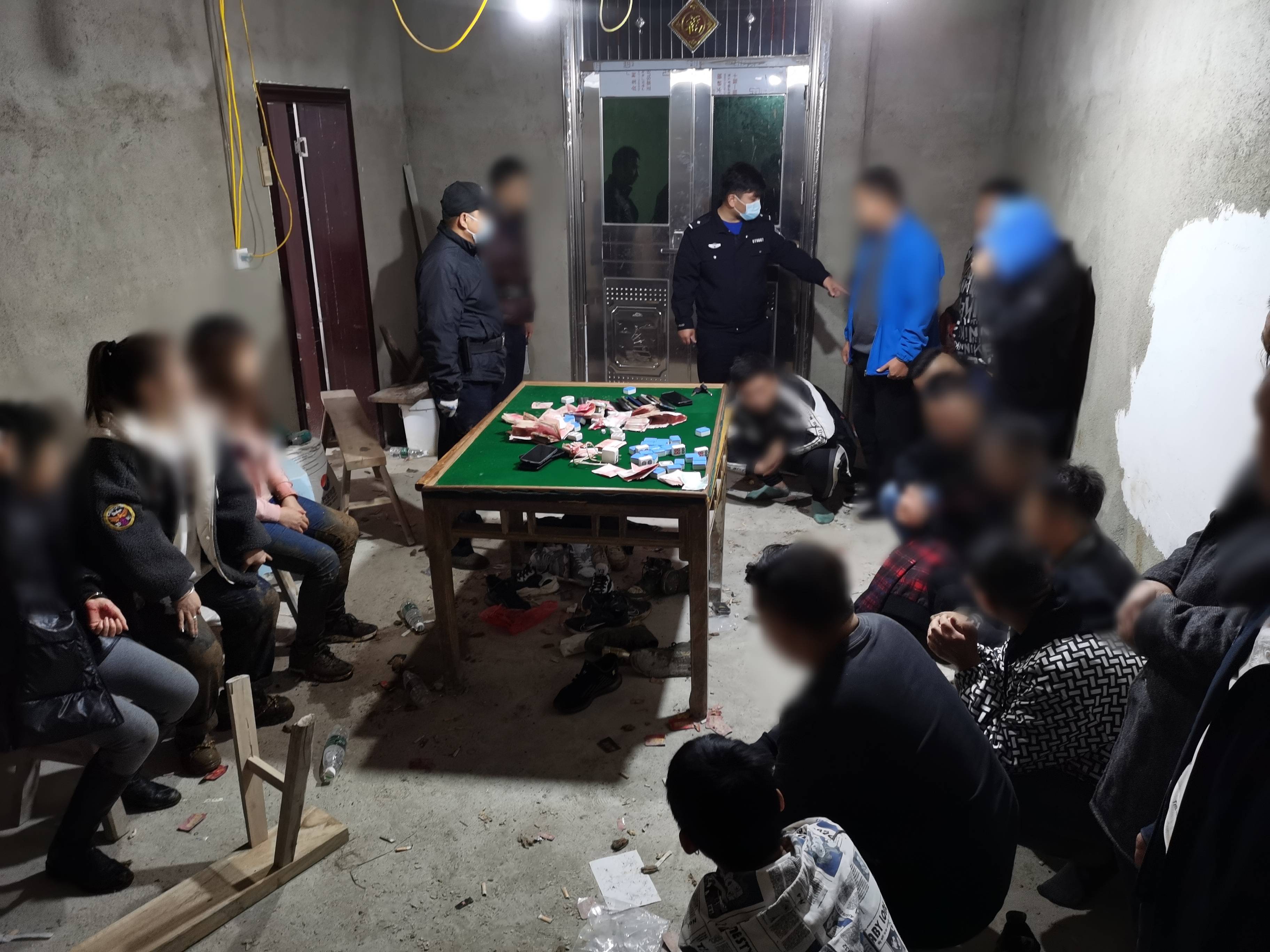 武穴警方捣毁一聚众赌博窝点,35名涉赌人员竟有5人涉毒