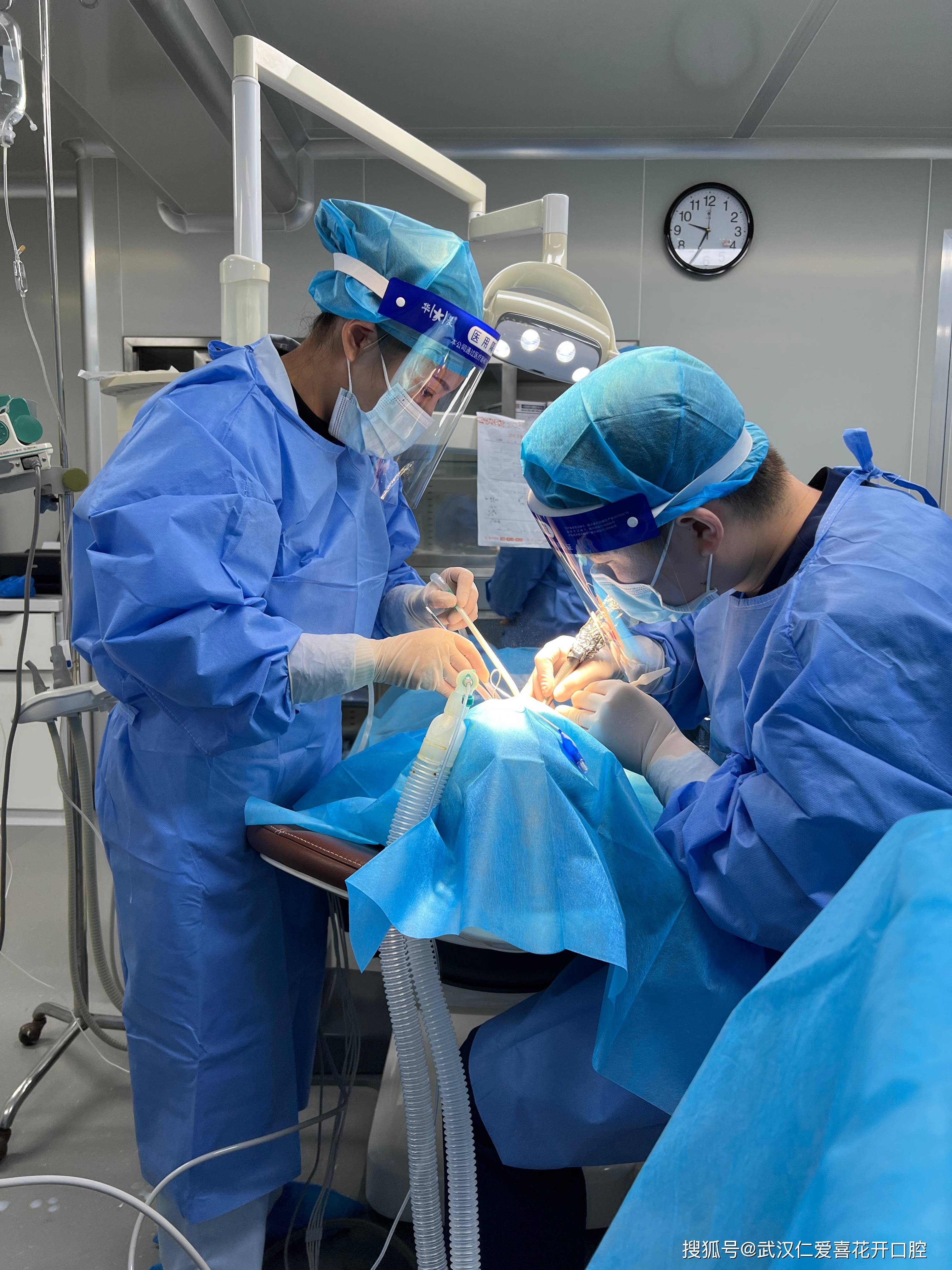 80岁高龄,伴有高血压能做种植牙吗?牙医表示:可以!_医生