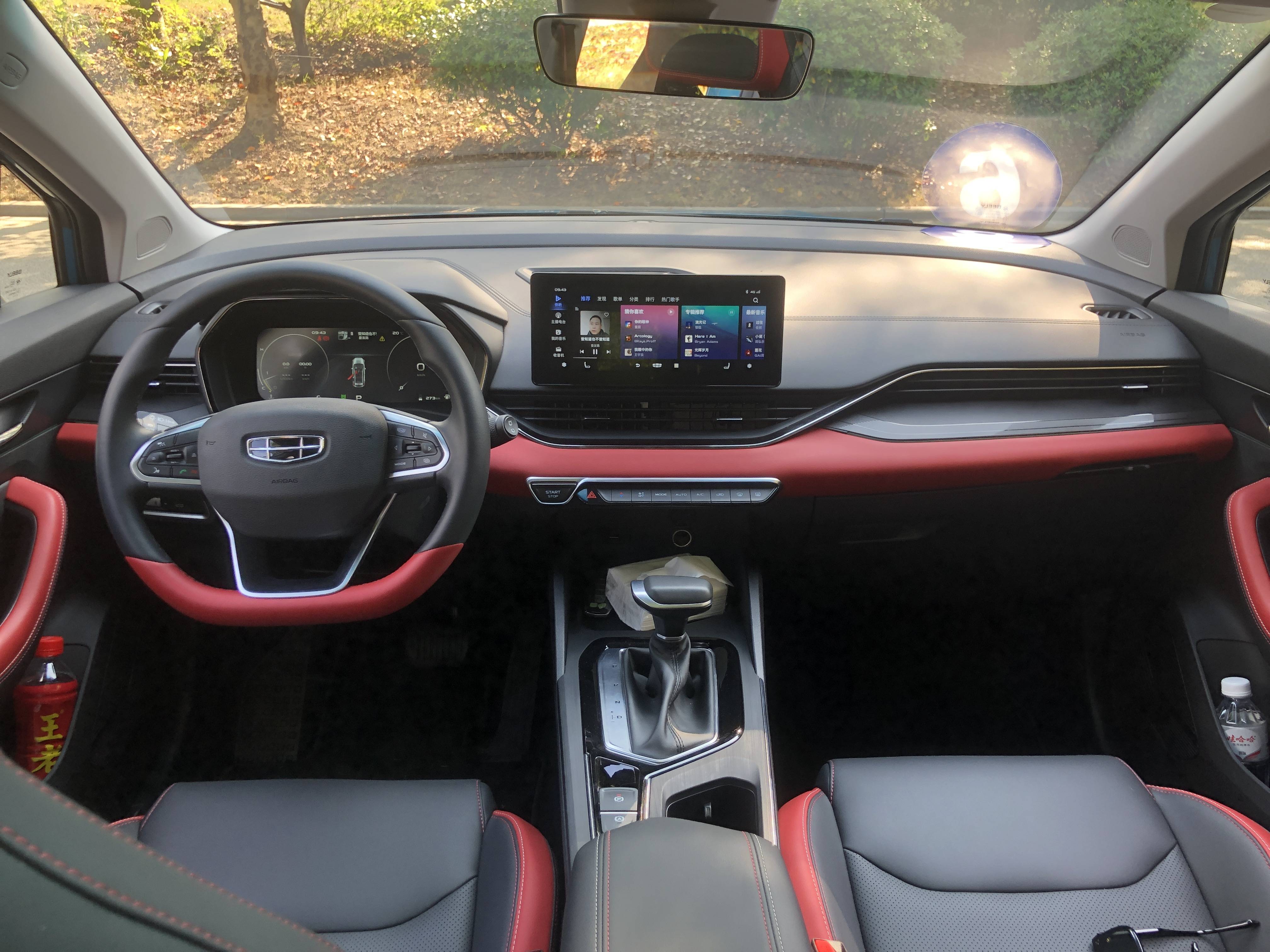 帝豪s内饰设计出众,采用游艇环抱式设计驾驶舱,给人无限的舒适感与