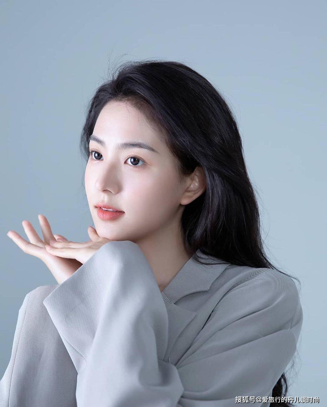 灰色 小姐姐穿衣品味真好!灰色宽松西服搭灰色高腰半身裙,高级感满满