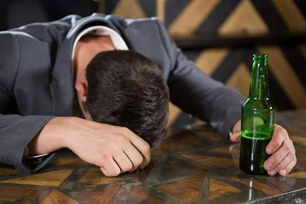 大部分喝酒出事死亡的人都是心脏损伤了并非是死于酒精中毒