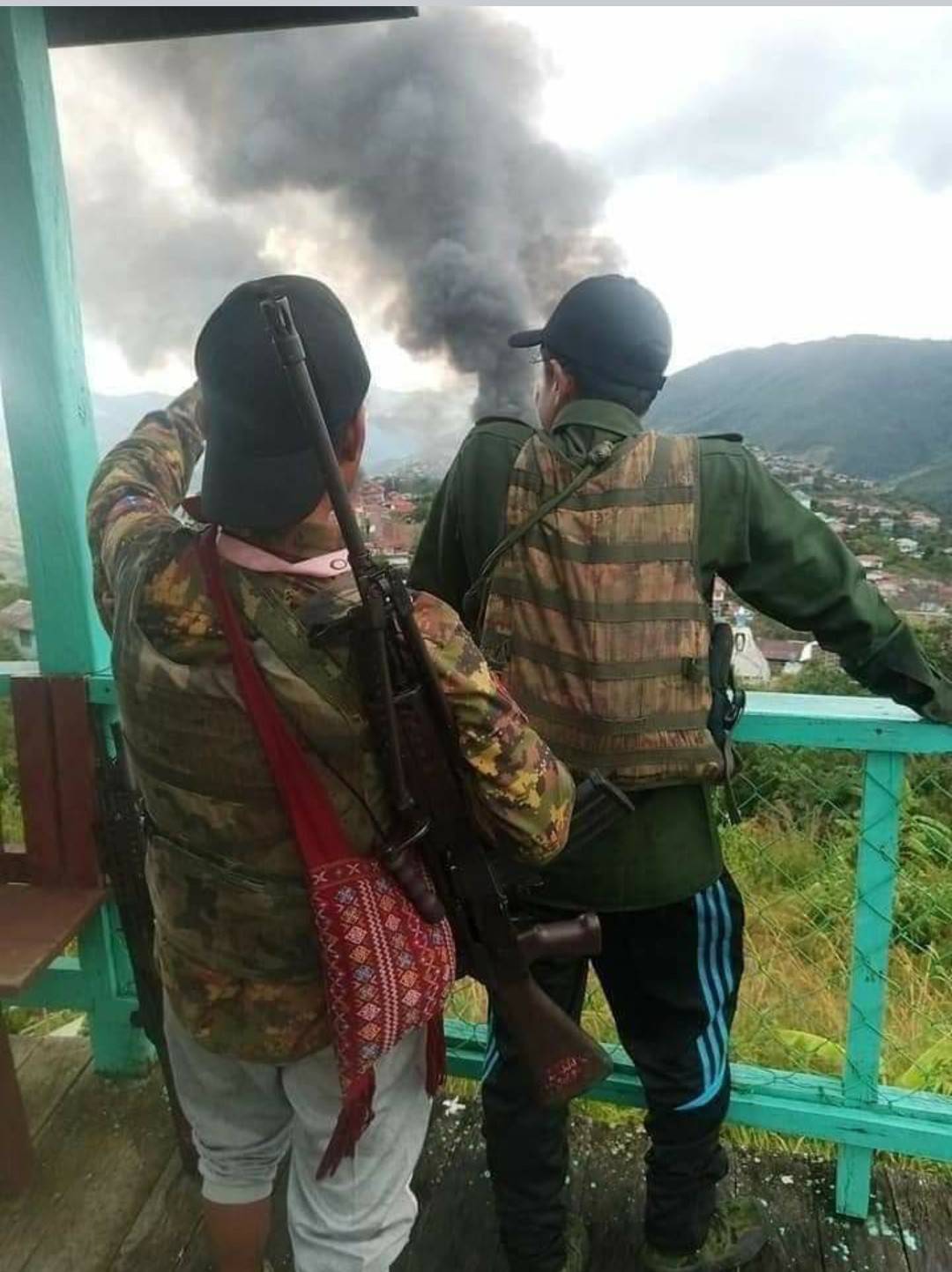 缅甸钦邦丹郎镇火灾再添新证据,缅军士兵以大火为背景拍照