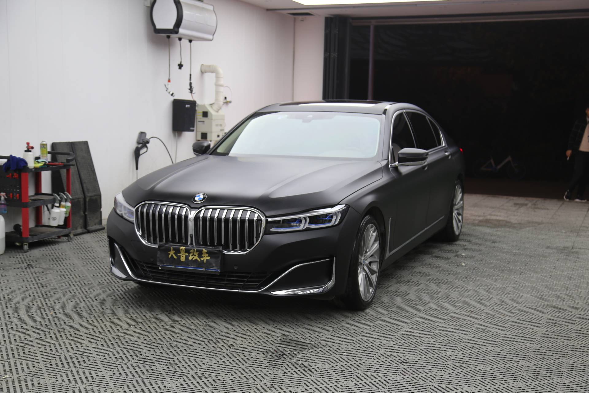 改色膜案例宝马七系济南欧瑟全车改色亚面电镀金属黑