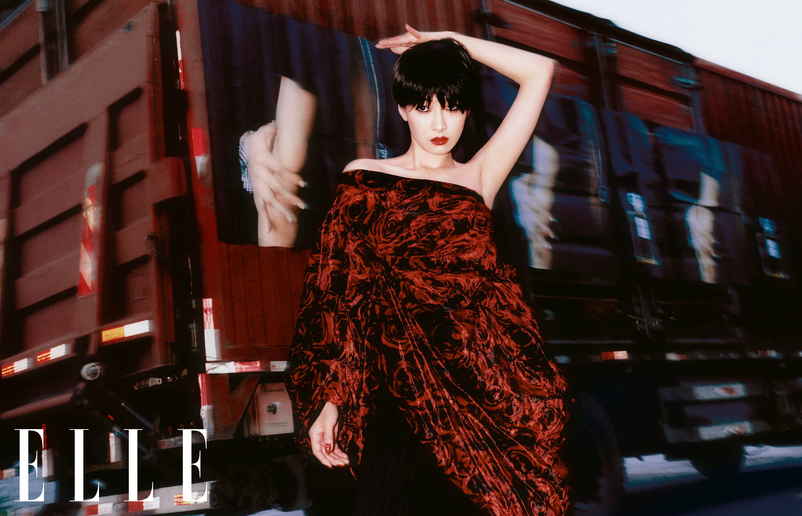 宋茜《elle》12月刊双封面公开 致焰光影展现女性魅力