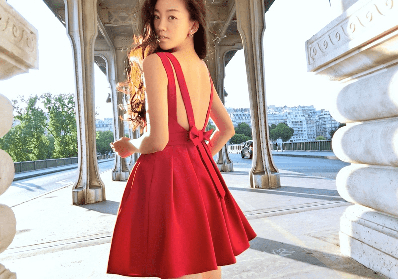 美中 让裸背连衣裙，配上冷艳的你