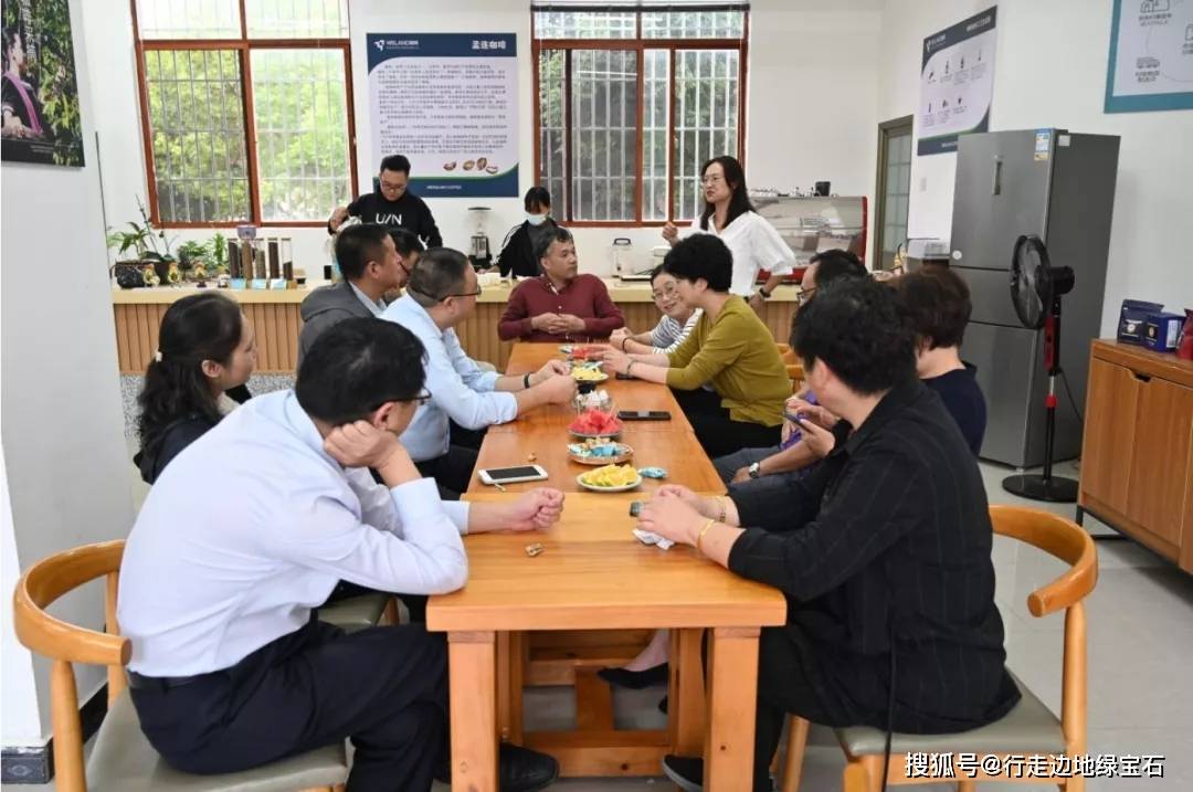 上海市黄浦区教育局专家讲学团一行11人参观孟连县电子商务公共服务中心