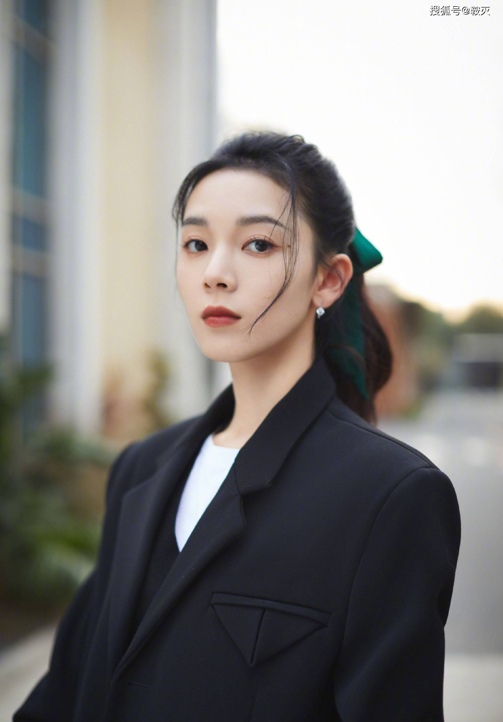 凛冽寒冬里的陈瑶,手捧暖热咖啡-搜狐大视野-搜狐新闻
