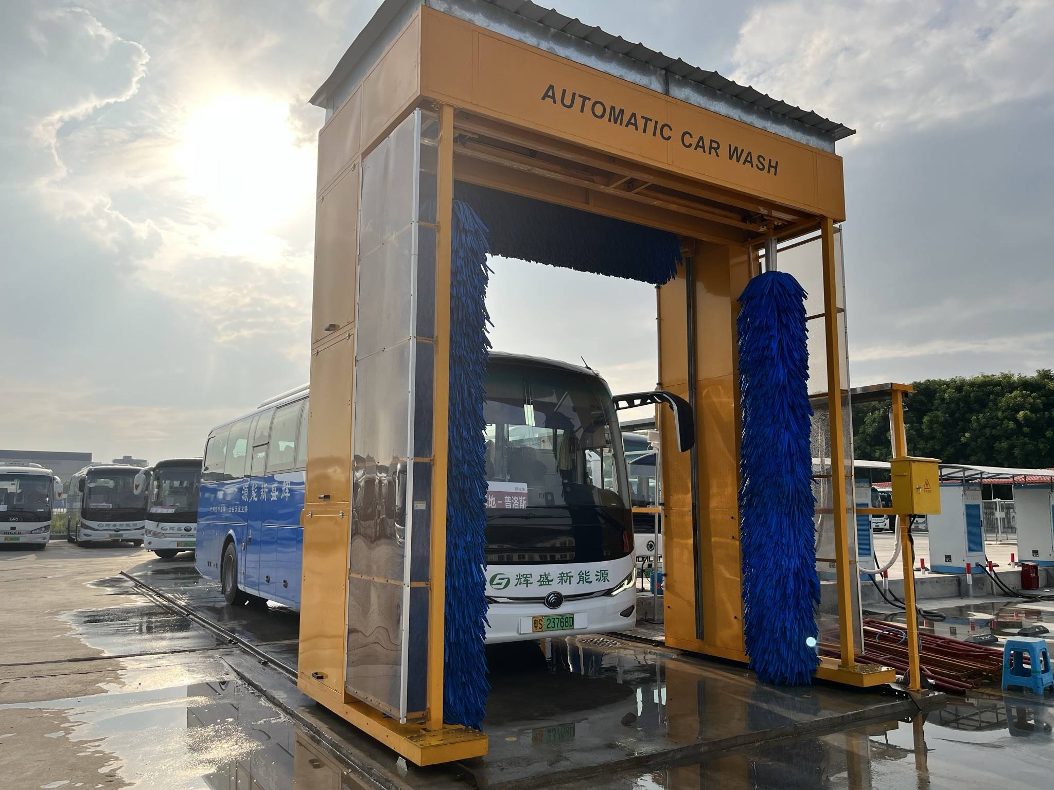 子光大巴自动洗车机,只需5分钟清洗一辆._客车