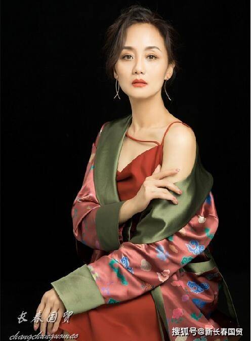 "挂历女神"李颖近照曝光,55岁性感妩媚风韵犹存