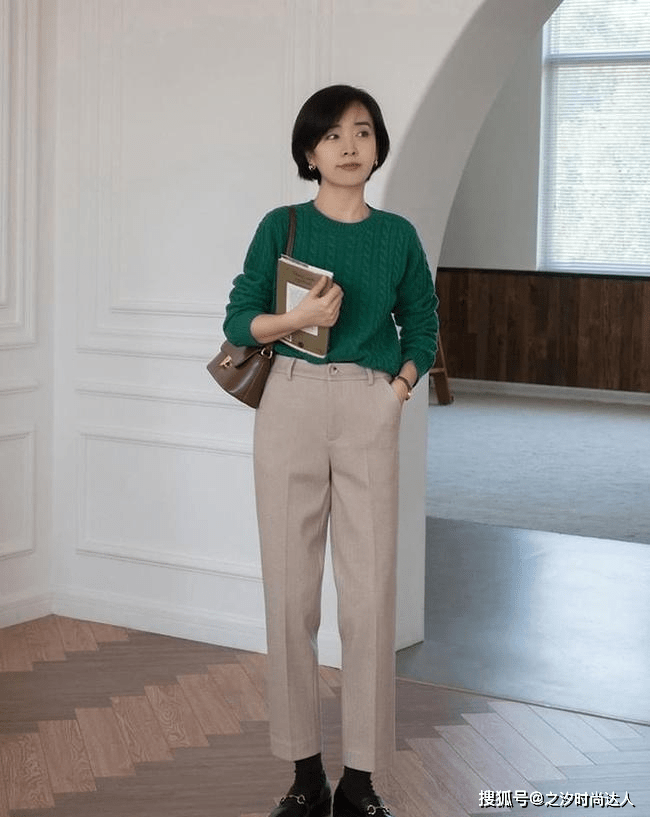 丽人 蓝色和白色的配色给人清新感，冬天我们也可以用这组配色