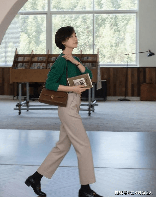 丽人 蓝色和白色的配色给人清新感，冬天我们也可以用这组配色