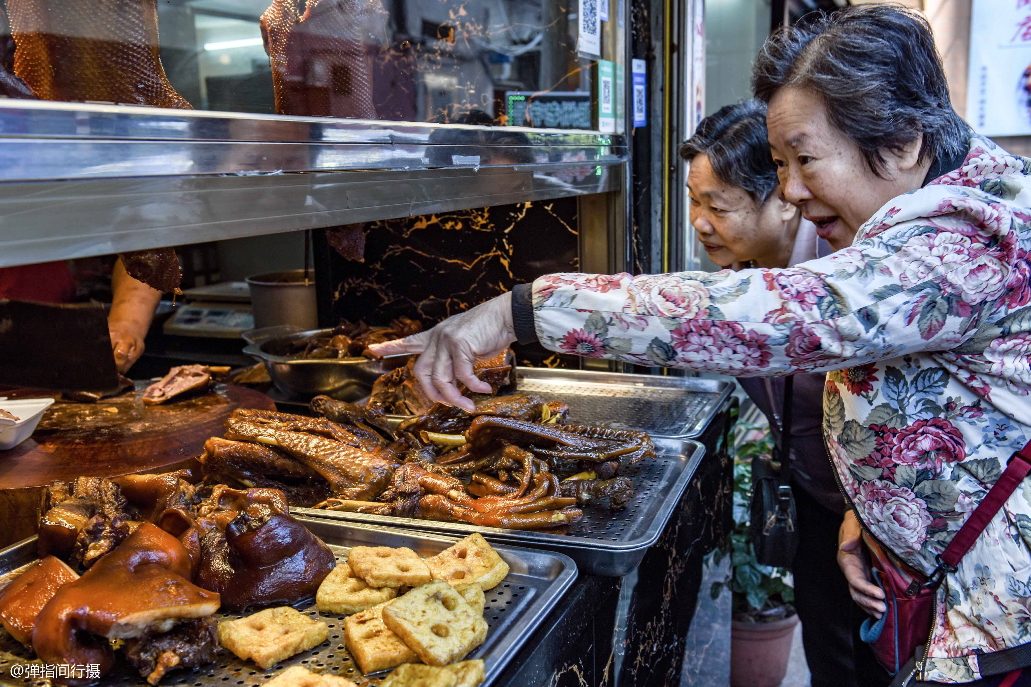 广东潮州小巷里的卤鹅店，祖孙三代传承48年，门口每天都被挤爆