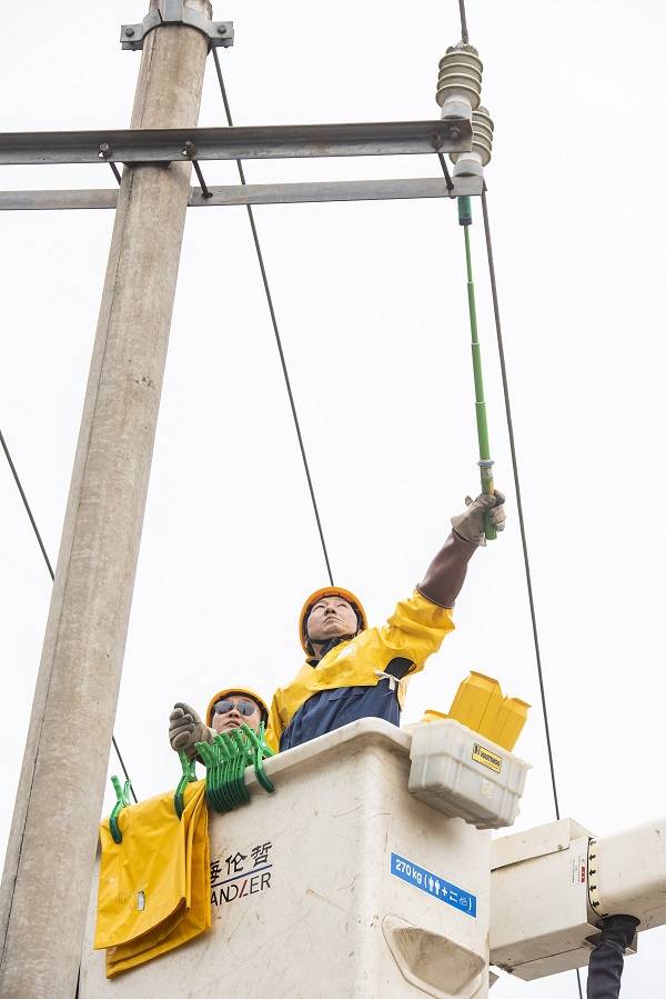南网广西梧州供电局：机器人带电绝缘喷涂 为裸导线穿上“绝缘衣”（图）