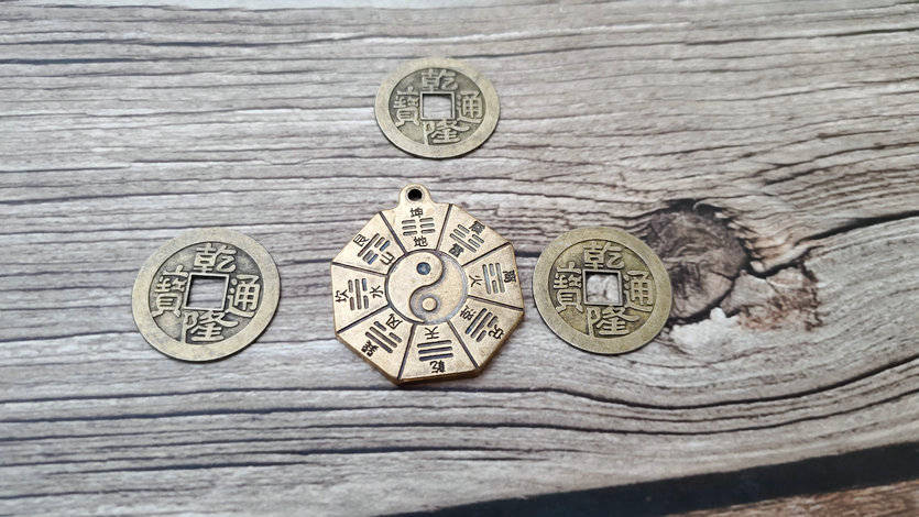 附赠的3枚铜钱都有正反面之分,占卜时代表阴爻和阳爻,3枚铜钱,一副64