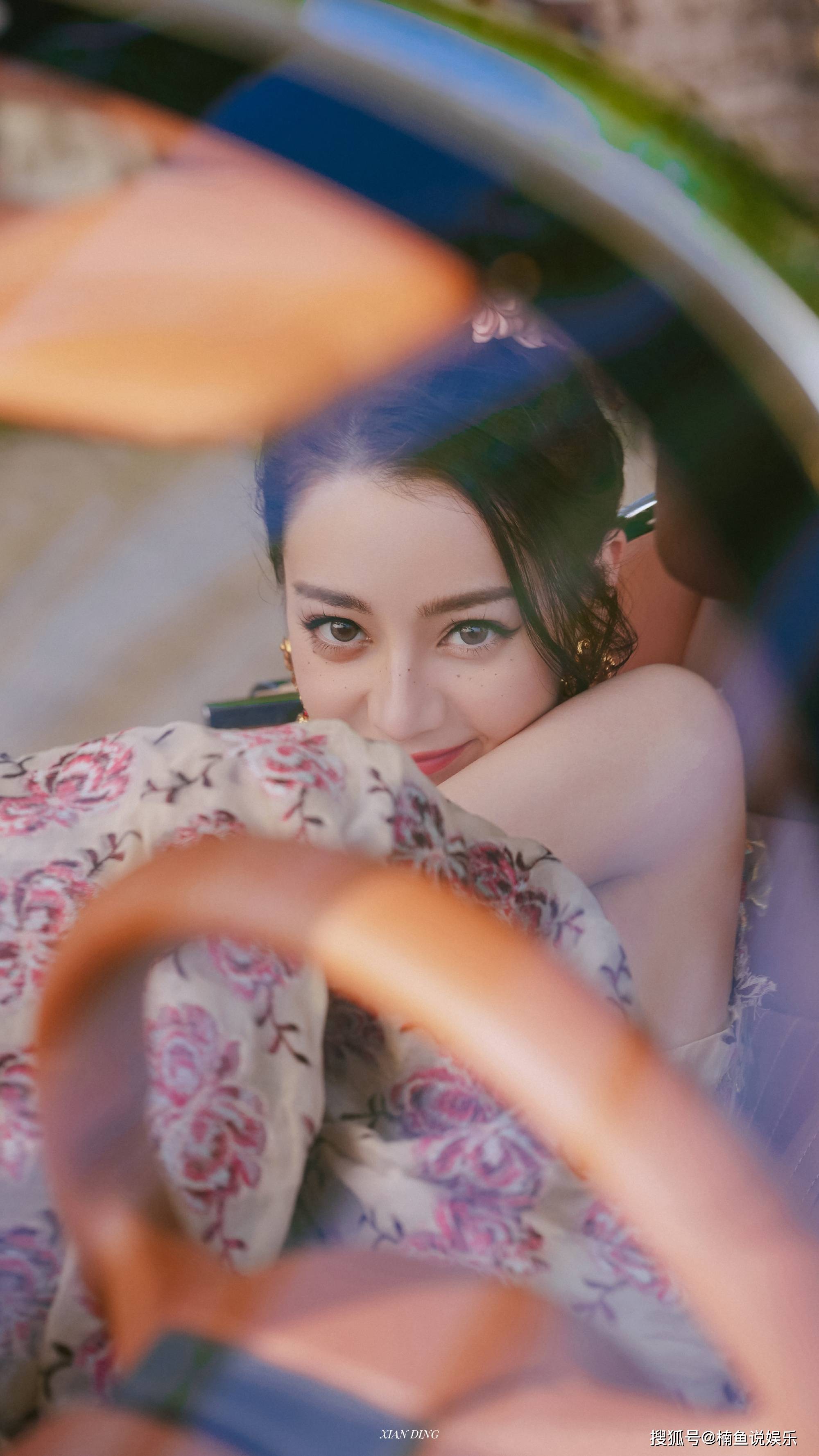 原创迪丽热巴每一次出场都惊艳穿印花长裙演绎假日风雀斑妆成亮点