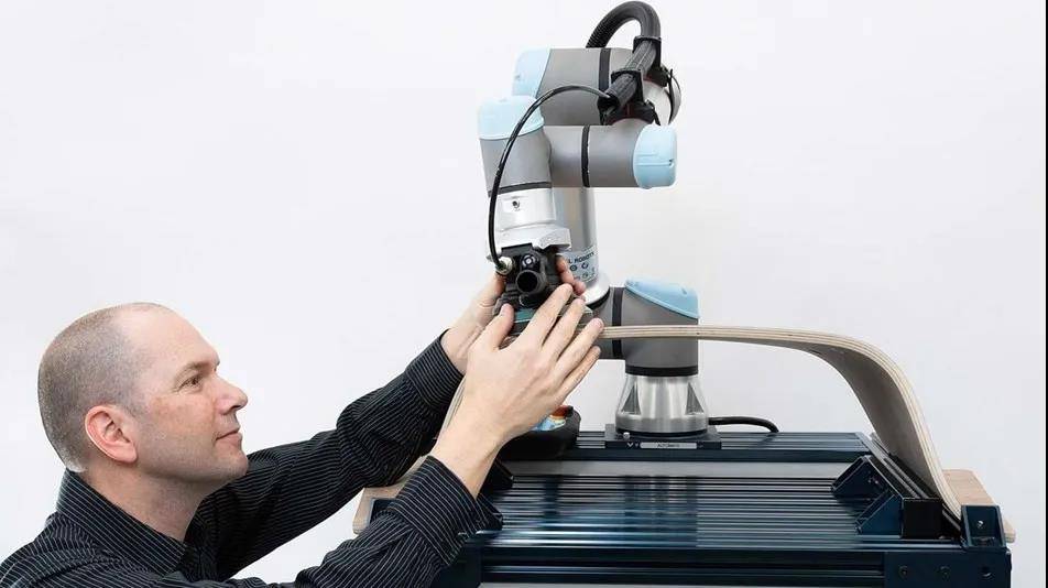 跨界新玩法！优傲协作机器人上线“木工”，探索家具、木材制造行业自动化